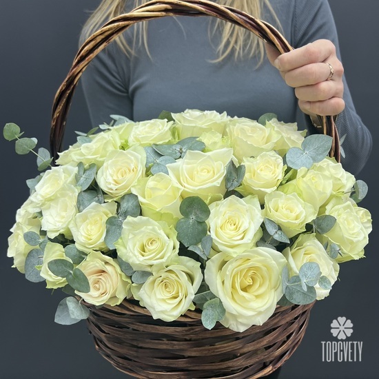 Букет из 51 белая роза с эвкалиптом в корзине
