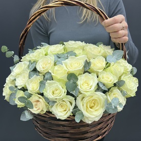 Букет из 51 белая роза с эвкалиптом в корзине