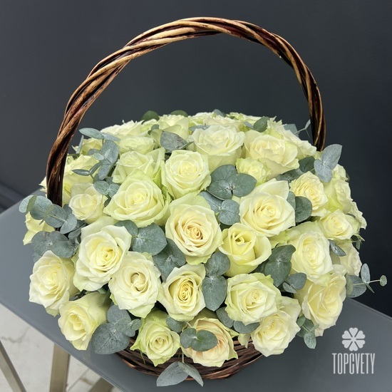 Букет из 51 белая роза с эвкалиптом в корзине