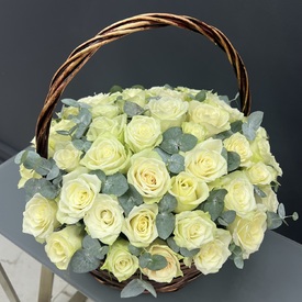 Букет из 51 белая роза с эвкалиптом в корзине