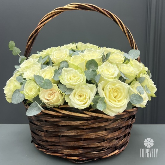 Букет из 51 белая роза с эвкалиптом в корзине