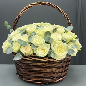 Букет из 51 белая роза с эвкалиптом в корзине