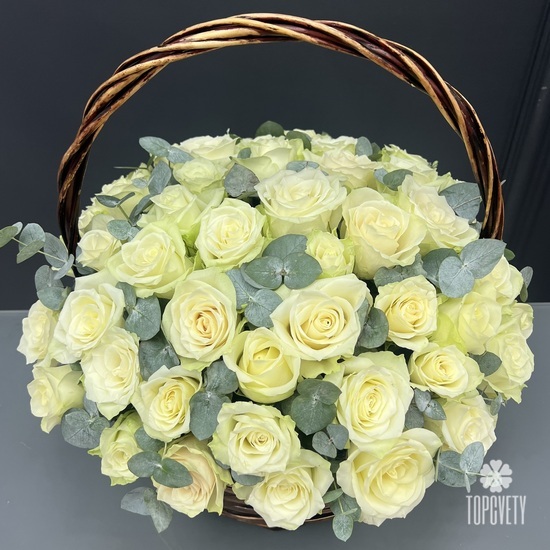 Букет из 51 белая роза с эвкалиптом в корзине