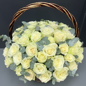 Букет из 51 белая роза с эвкалиптом в корзине