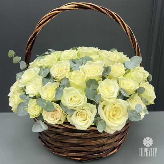 Букет из 51 белая роза с эвкалиптом в корзине