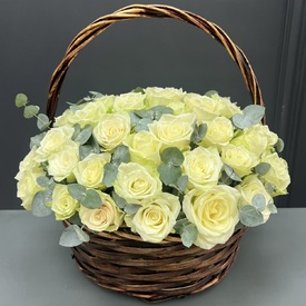Букет из 51 белая роза с эвкалиптом в корзине