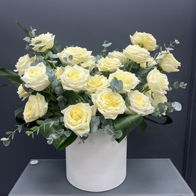 Композиция из 25 белых роз пионовидных Кендл Лайт в коробке