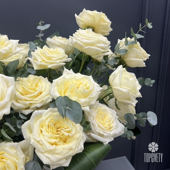 Композиция из 25 белых роз пионовидных Кендл Лайт в коробке