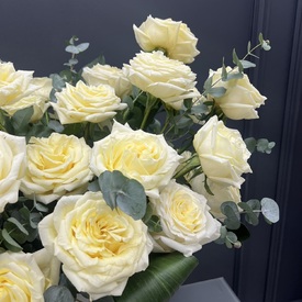 Композиция из 25 белых роз пионовидных Кендл Лайт в коробке