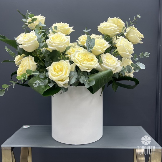 Композиция из 25 белых роз пионовидных Кендл Лайт в коробке