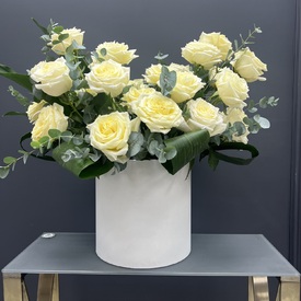 Композиция из 25 белых роз пионовидных Кендл Лайт в коробке