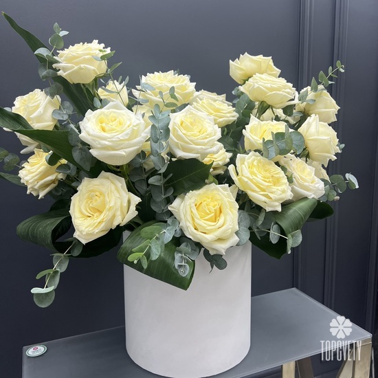 Композиция из 25 белых роз пионовидных Кендл Лайт в коробке