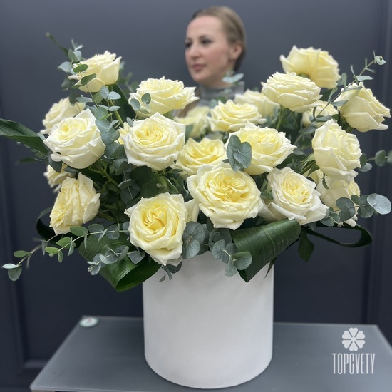 Композиция из 25 белых роз пионовидных Кендл Лайт в коробке