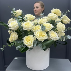 Композиция из 25 белых роз пионовидных Кендл Лайт в коробке