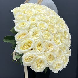 Букет из 51 белой пионовидных роз Кендл Лайт 60см