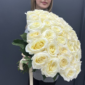Букет из 51 белой пионовидных роз Кендл Лайт 60см