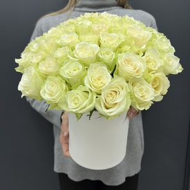 Композиция из 51 белая роза в коробке