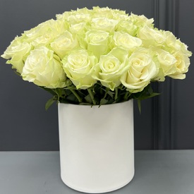 Композиция из 51 белая роза в коробке