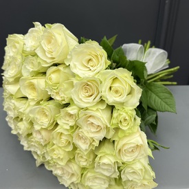 Букет из 51 белой розы 40см