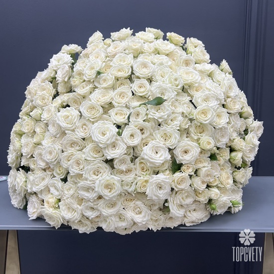 Букет из 101 белой кустовой  розы 50см