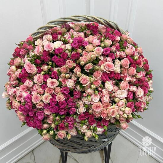 Роза кустовая 501 в плетеной корзине