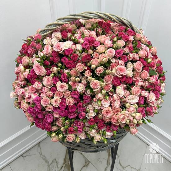 Роза кустовая 501 в плетеной корзине