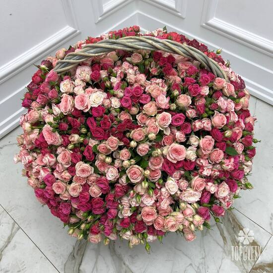 Роза кустовая 501 в плетеной корзине