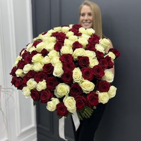 Букет из 101 белой и красной розы 70см