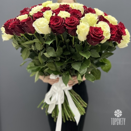 Букет из 101 белой и красной розы 70см