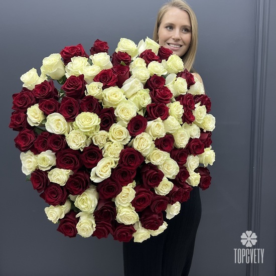 Букет из 101 белой и красной розы 70см