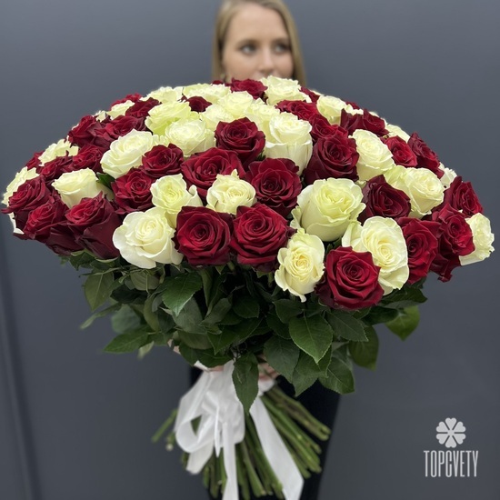 Букет из 101 белой и красной розы 70см