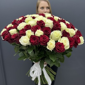 Букет из 101 белой и красной розы 70см