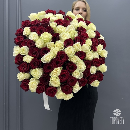 Букет из 101 белой и красной розы 70см