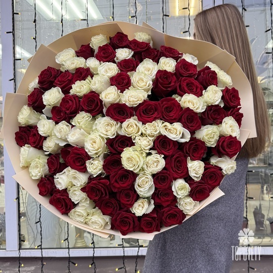 Букет из 101 белой и красной розы микс в дизайнерской упаковке 70см
