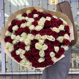 Букет из 101 белой и красной розы микс в дизайнерской упаковке 70см