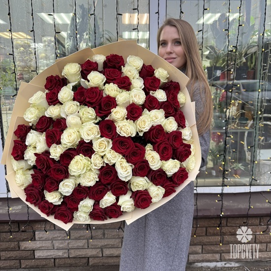 Букет из 101 белой и красной розы микс в дизайнерской упаковке 70см