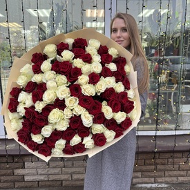 Букет из 101 белой и красной розы микс в дизайнерской упаковке 70см