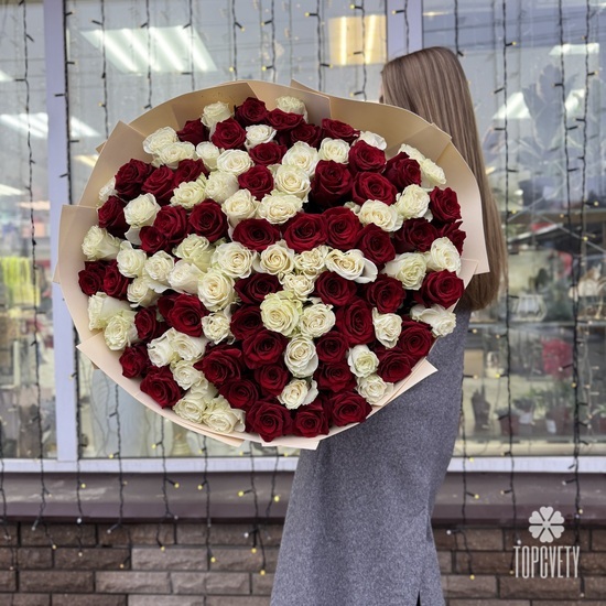 Букет из 101 белой и красной розы микс в дизайнерской упаковке 70см