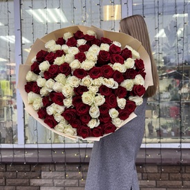 Букет из 101 белой и красной розы микс в дизайнерской упаковке 70см