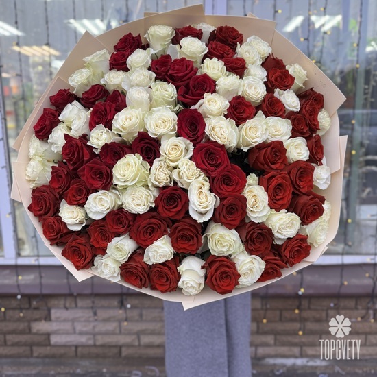 Букет из 101 белой и красной розы микс в дизайнерской упаковке 70см