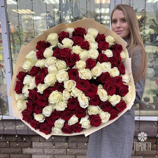 Букет из 101 белой и красной розы микс в дизайнерской упаковке 70см