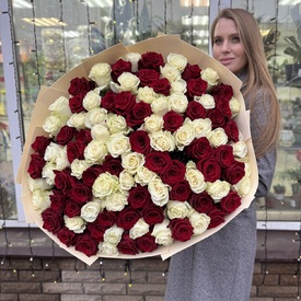 Букет из 101 белой и красной розы микс в дизайнерской упаковке 70см