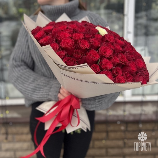 Букет из 101 белой и красной кенийской розы 40см