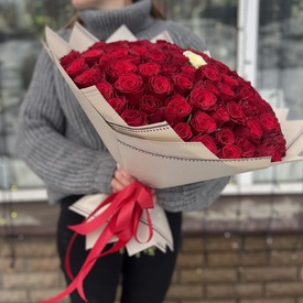 Букет из 101 белой и красной кенийской розы 40см