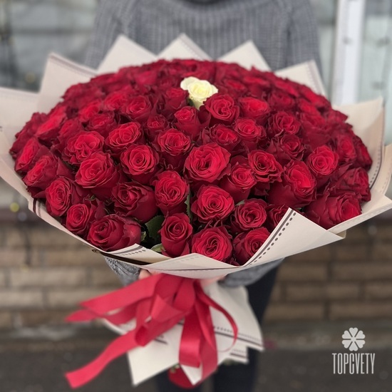 Букет из 101 белой и красной кенийской розы 40см