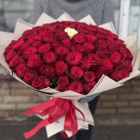 Букет из 101 белой и красной кенийской розы 40см