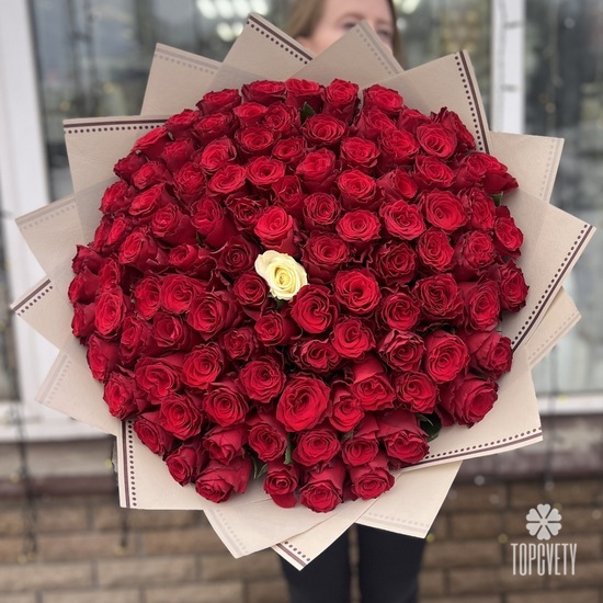 Букет из 101 белой и красной кенийской розы 40см