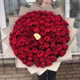 Букет из 101 белой и красной кенийской розы 40см