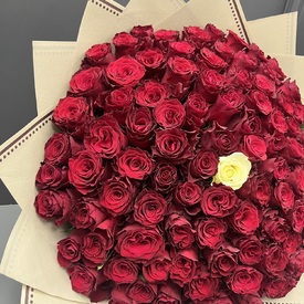 Букет из 101 белой и красной кенийской розы 40см