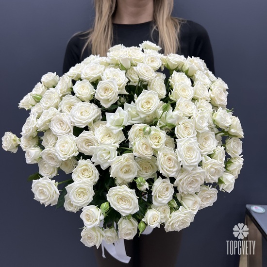 Букет из 51 белой кустовой розы 50см